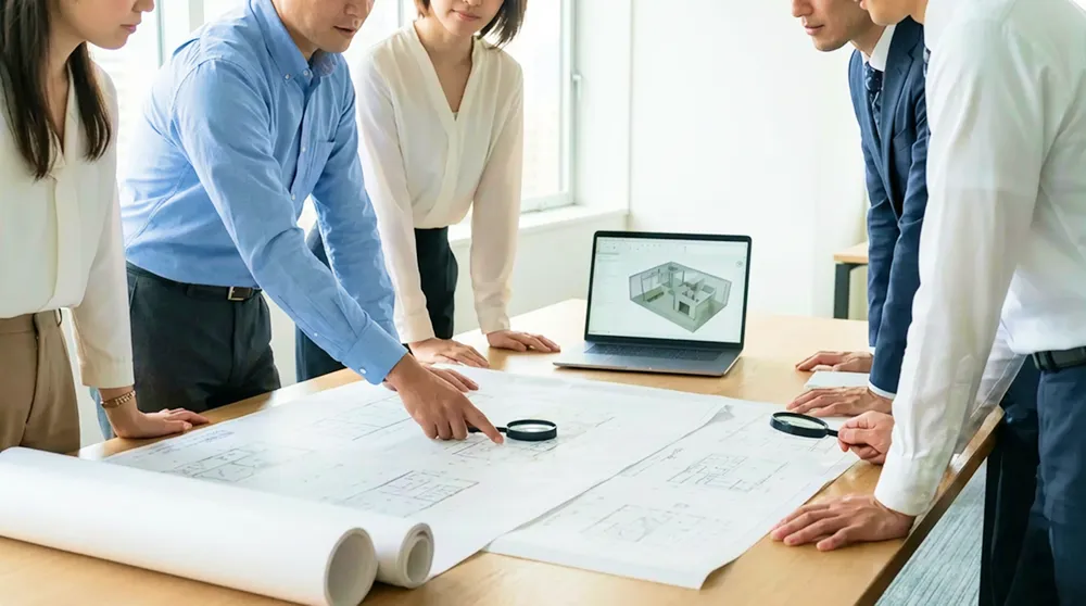 設備設計会社が建築図面と3Dデータを用いて打合せを行っている様子