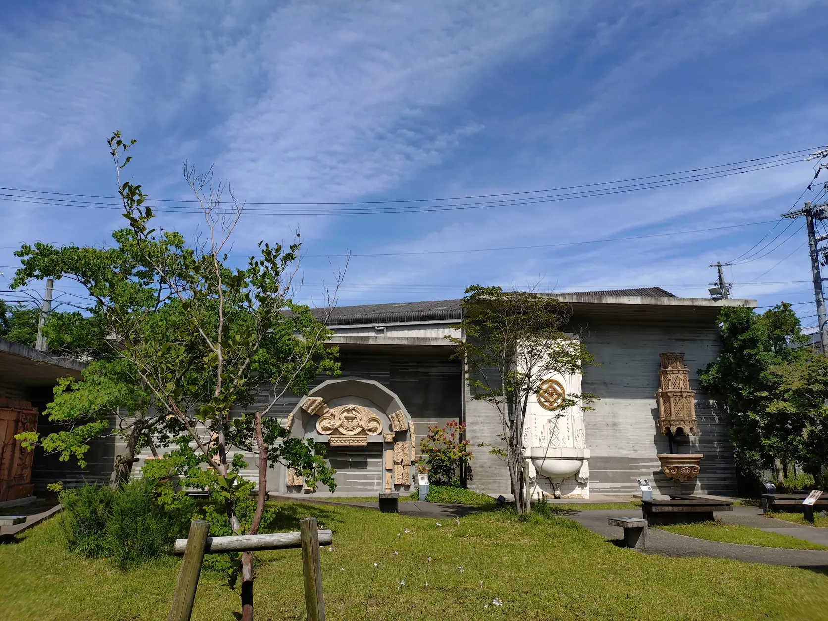 INAXライブミュージアムのテラコッタパークに屋外展示されている建築装飾